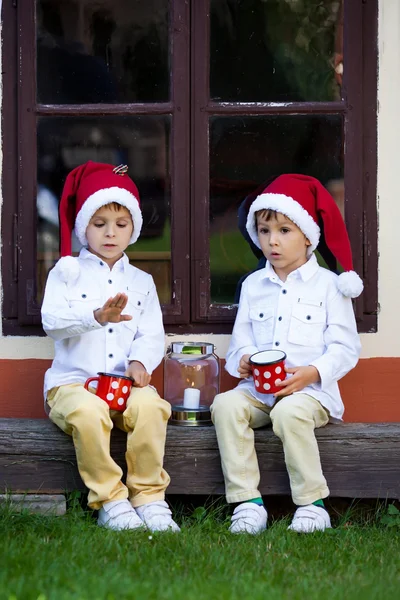 Due ragazzi carini, seduti su un finestrino, in attesa di Babbo Natale — Foto Stock