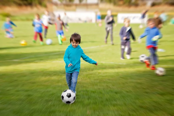 Grupo de niños, jugar al fútbol, hacer ejercicio —  Fotos de Stock