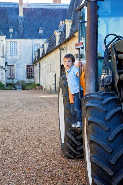 少年は笑みを浮かべて夏のトラクターの肖像画 — ストック写真