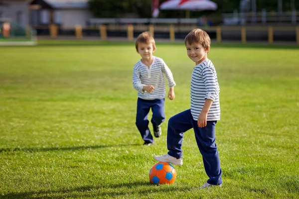 Dua anak kecil yang lucu, bermain sepak bola — Stok Foto