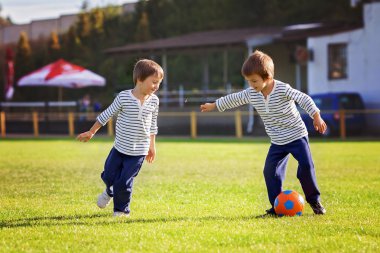 Futbol oynayan iki sevimli küçük çocuklar