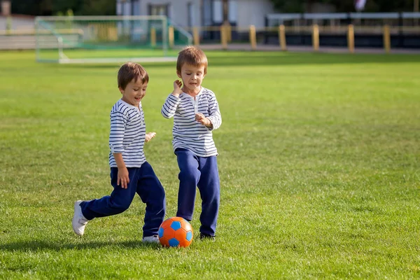 Dwa cute chłopców, gry w piłkę nożną — Zdjęcie stockowe