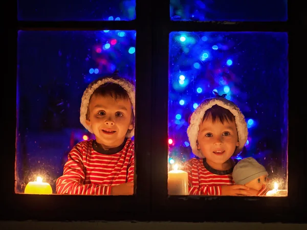 İki seeet çocuklar, bir pencere üzerinde oturmuş, açık arıyor, kış — Stok fotoğraf