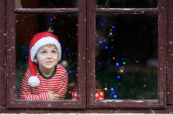 Zwei süße Jungen, Brüder, die durch ein Fenster schauen und auf sie warten — Stockfoto