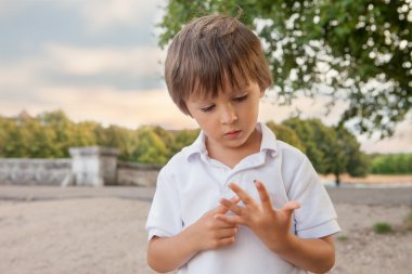 Uğur böceği pa açık ile oynarken, şirin küçük yürümeye başlayan çocuk