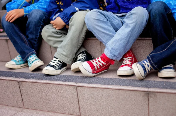 Кросівки на ногах дітей — стокове фото