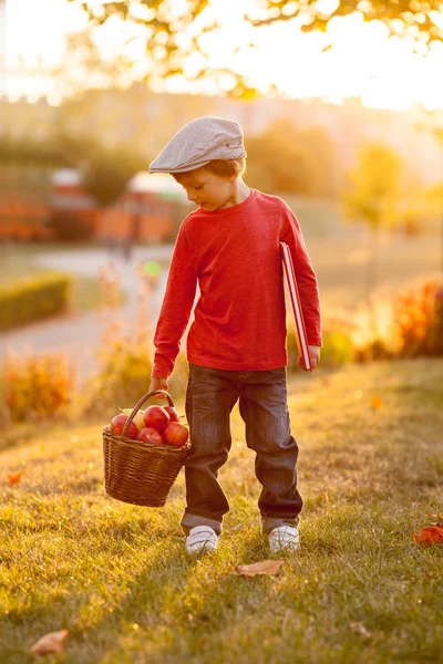 Adorabile bambino con il suo orsacchiotto amico nel parco su su su — Foto Stock