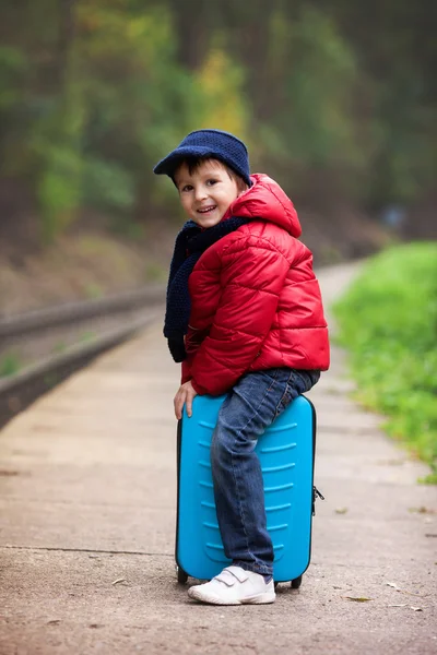 Adorabile bambino carino, ragazzo, in attesa su una stazione ferroviaria fo — Foto Stock