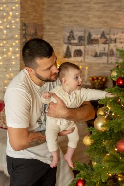 Noel 'de mutlu bir aile, birlikte güzel vakit geçiriyoruz, çocuklar ve yetişkinler Noel arifesinde süslü evde evcil köpekleriyle.