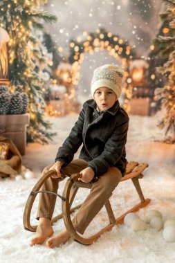 Noel 'de mutlu çocuk, hediyelerin, karın, Noel ışıklarının tadını çıkarıyor ve günün tadını çıkarıyor, kar, Noel, mutluluk.