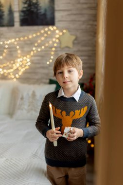 Noel 'de mutlu çocuk, hediyelerin, karın, Noel ışıklarının tadını çıkarıyor ve günün tadını çıkarıyor, kar, Noel, mutluluk.