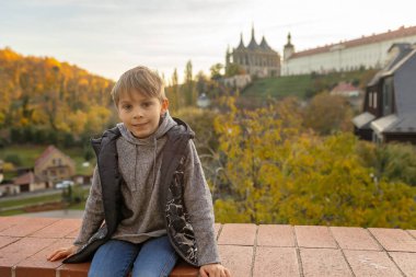 Kutna Hora, Çek Cumhuriyeti 'nde çocuklu ve köpekli mutlu bir aile, sonbahar güneşli bir günde şehri ziyaret ediyor.