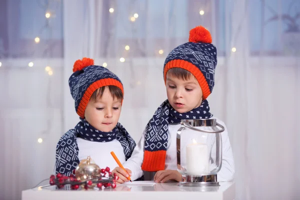 Twee schattige jongens, brief aan de Kerstman — Stockfoto