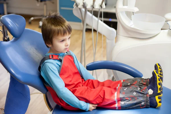 Ängstliches kleines Kind, Junge, auf Zahnarztstuhl sitzend, wartend auf — Stockfoto