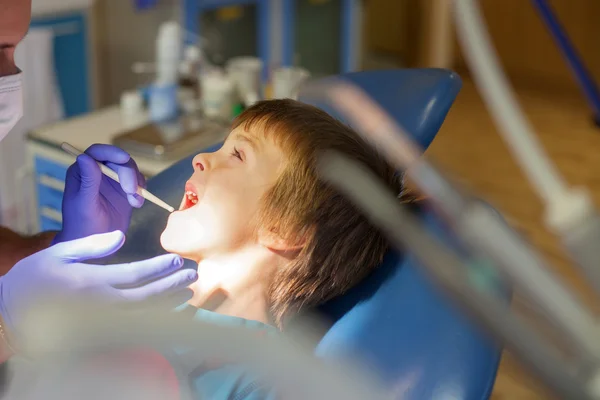 Little child, boy, sitting on a dentist chair, having his yearly — Stock Photo, Image