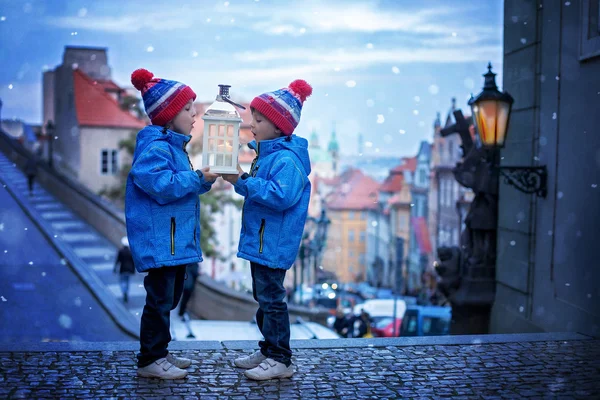 Pohled na dvě děti, stojící na schodech, drží Lucerna, Praha — Stock fotografie