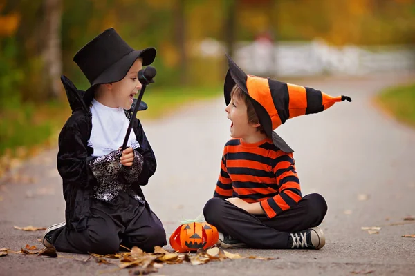 Dos chicos en el parque con disfraces de Halloween — Foto de Stock