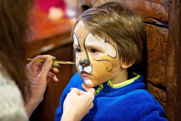 ライオンとして描かれた顔の小さな男の子 — ストック写真
