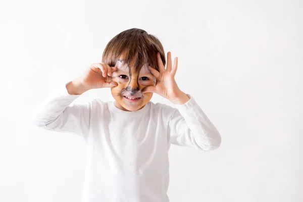 Niedlicher Junge mit geschminktem Gesicht wie ein Löwe, der Spaß hat — Stockfoto