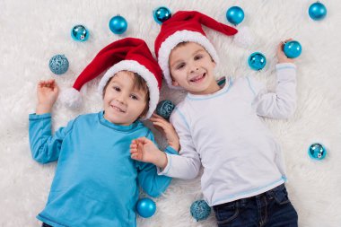 Sevimli çocuk, erkek kardeşler, Noel Dekorasyo ile oyun