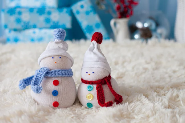 Два снеговика ручной работы на фоне Рождества на белом мехе — стоковое фото