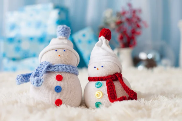 Deux bonhommes de neige faits à la main avec fond de Noël sur fourrure blanche — Photo