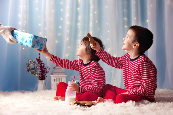 Dos niños pequeños en pijama, esperando de Santa Claus, Santa Brin —  Fotos de Stock