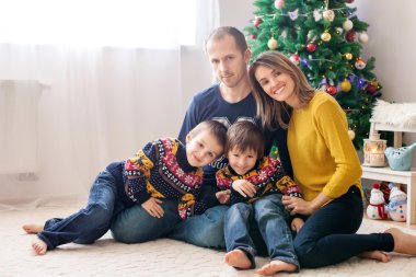 Mutlu aile Noel aile portre evde, eğleniyor