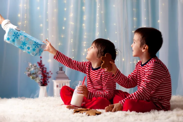 两个小男孩穿着睡衣，等从圣诞老人，圣诞老人布林 — 图库照片
