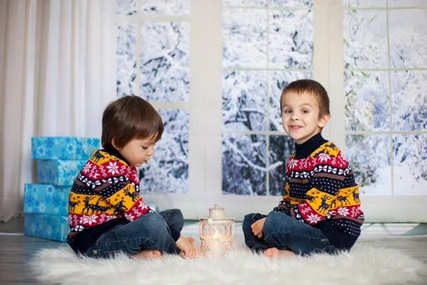 Crianças doces, irmãos de menino,, segurando lanterna em casa em uma neve — Fotografia de Stock