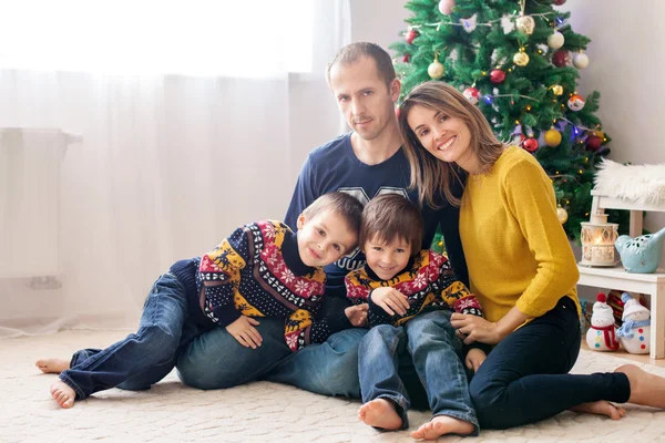 Ευτυχισμένη οικογένεια τη διασκέδαση στο σπίτι, Χριστούγεννα οικογενειακό πορτρέτο — Φωτογραφία Αρχείου