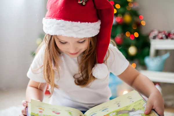 Hermosa chica, leyendo un libro delante del árbol de Navidad, detai — Foto de Stock