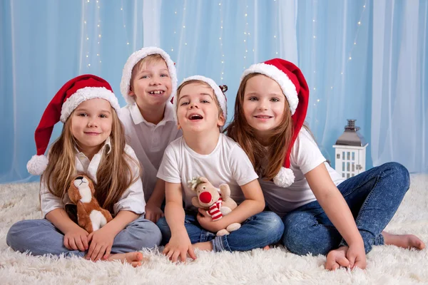 Fyra bedårande barn, förskolebarn, ha kul till jul — Stockfoto