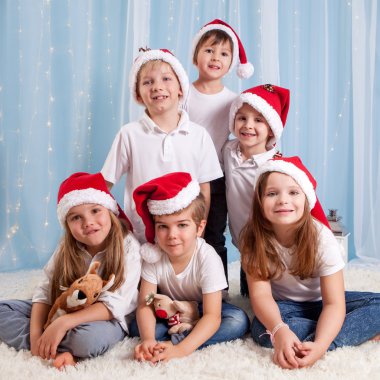 Noel için eğleniyor altı tatlı çocuk, okul öncesi çocuklar,