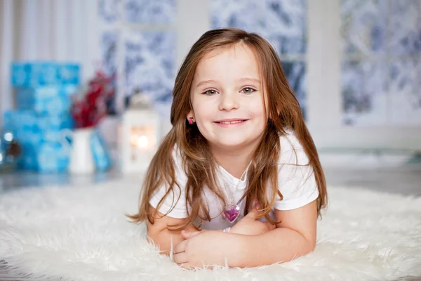 Hermoso retrato de invierno de una niña preescolar en casa —  Fotos de Stock