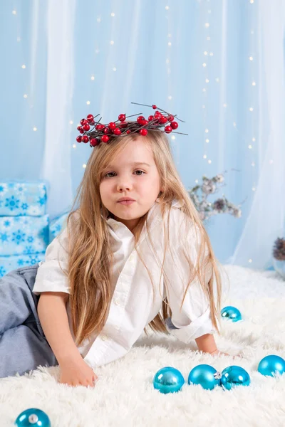 Linda niña, niño preescolar, la celebración de la linterna en Navidad — Foto de Stock
