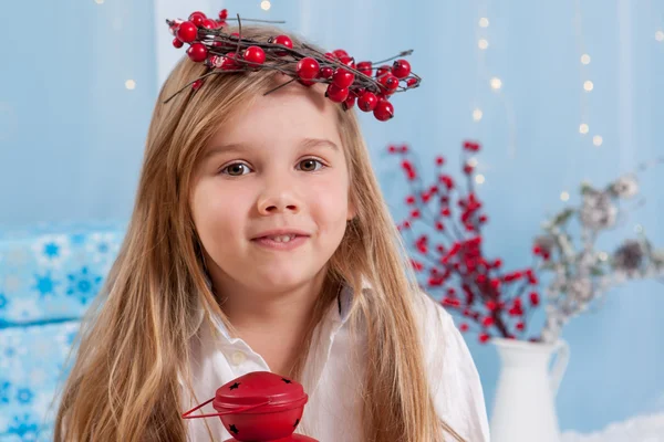Söt liten flicka, förskola barn, hålla lykta på jul — Stockfoto