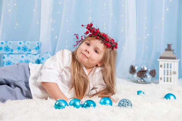 Ragazzina carina, bambino in età prescolare, lanterna in mano a Natale — Foto Stock