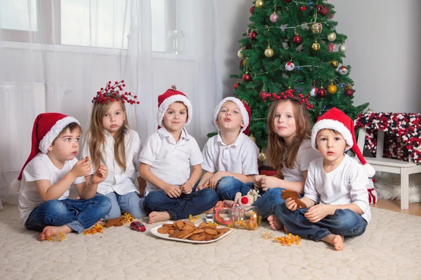 Altı sevimli çocuklar, Noel ağacı önünde eğleniyor — Stok fotoğraf