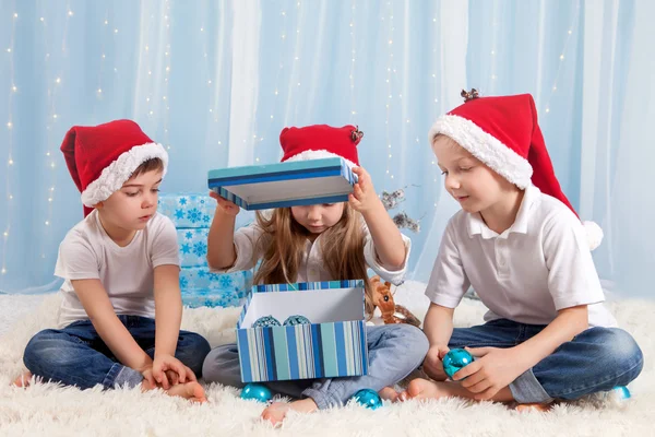 Tre bedårande barn, förskolebarn, syskon, ha roligt fo — Stockfoto