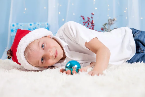 Zoete jongen, spelen met decoratie van Kerstmis — Stockfoto