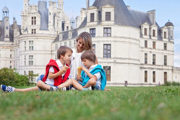 Deux garçons adorables en vêtements décontractés, manger de la crème glacée assis o — Photo