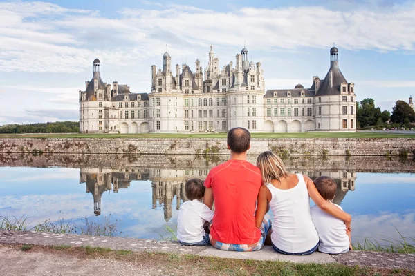 Счастливая семья на Chambord chateaux, наслаждаясь летним отпуском — стоковое фото