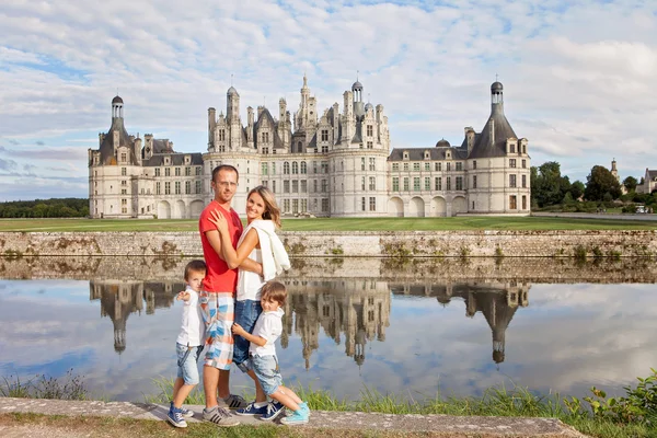 Família feliz em Chambord chateaux, desfrutando de férias de verão — Fotografia de Stock