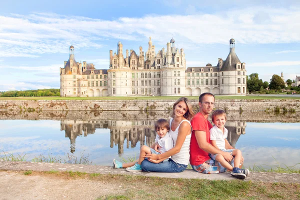 Счастливая семья на Chambord chateaux, наслаждаясь летним отпуском — стоковое фото