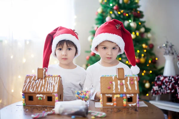 Zoete twee jongens, broers, peperkoek cookies huis maken — Stockfoto