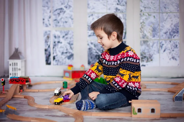 可爱的小学龄前男孩，玩木制火车和 ra — 图库照片