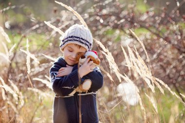 O sarılma tutmak kabarık oyuncak, şirin küçük çocuk, çocuk,