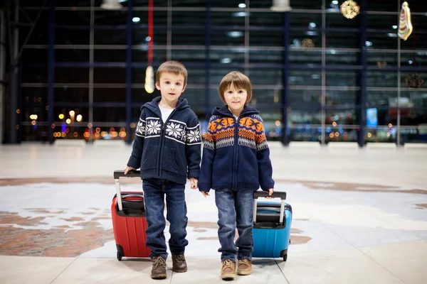 Двоє милих маленьких дітей-братів, хлопчиків, в аеропорту, подорожують — стокове фото