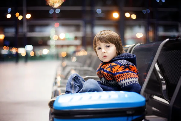 Lindo niño pequeño, viajando a casa para las vacaciones, tiempo de Navidad — Foto de Stock